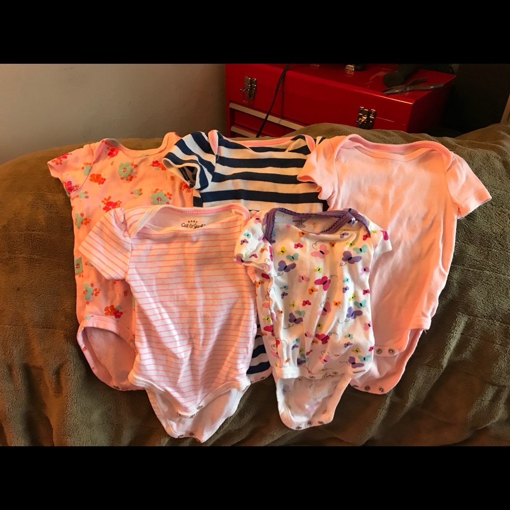 🦋3/$8 💜bundle of 5 onesies💕